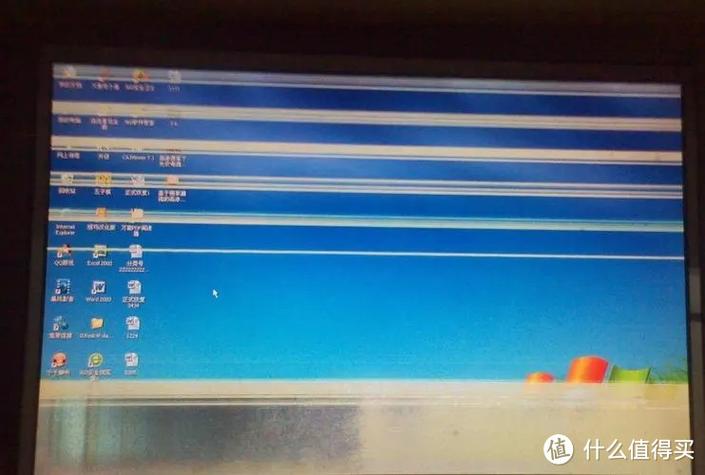电脑屏幕一会一闪一闪的,按一下也没