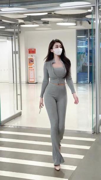 哈哈小太阳扭胯原版