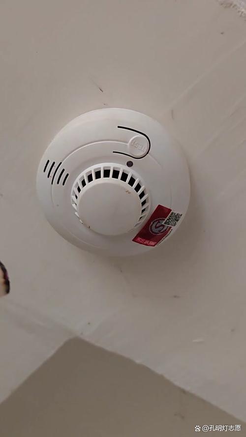 烟雾报警器一闪一闪