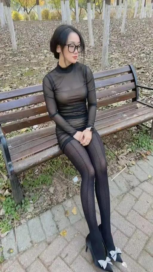 老婆穿着暴露去公园上班怎么办