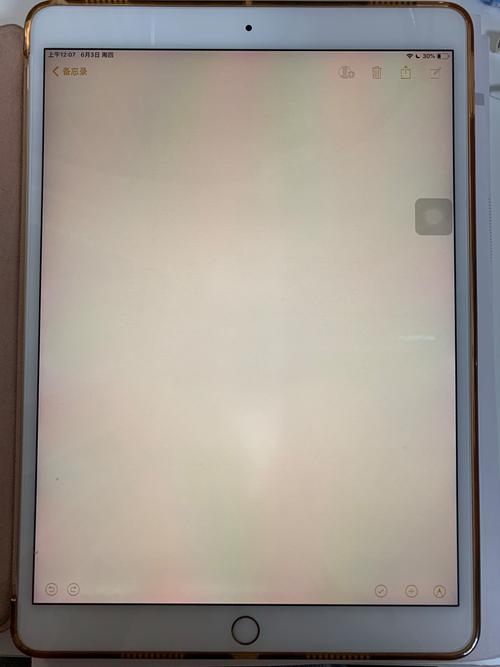 显示器边框泛红怎么回事