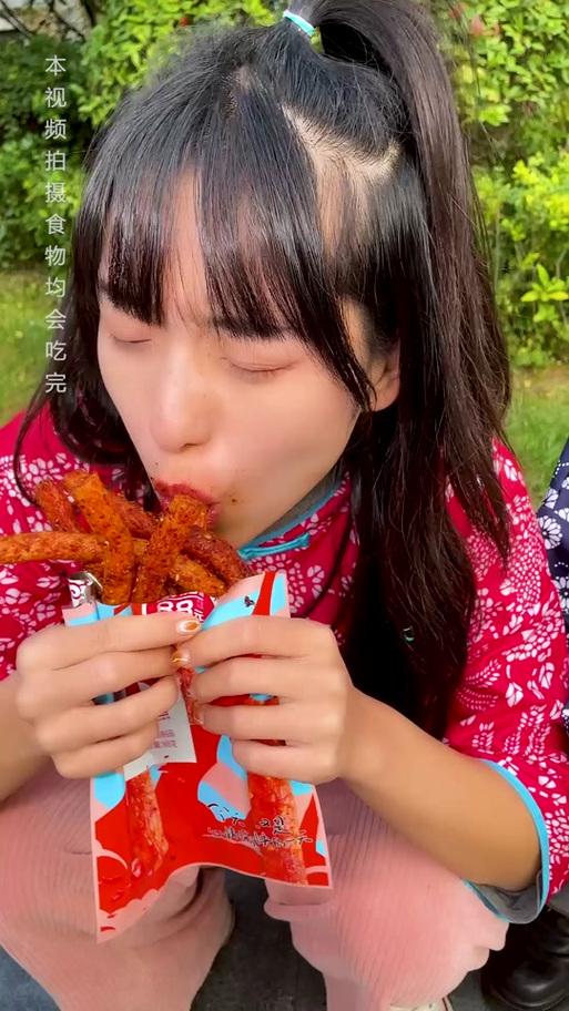 老婆接电话,撒谎在吃辣条视频