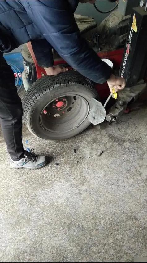 附近修货车电话100米