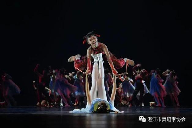 大海红旗靠舵手跳舞