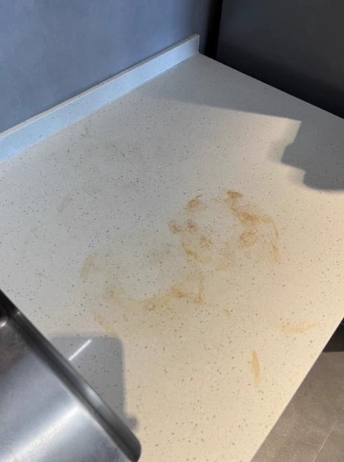 手有铁锈的颜色,洗不掉