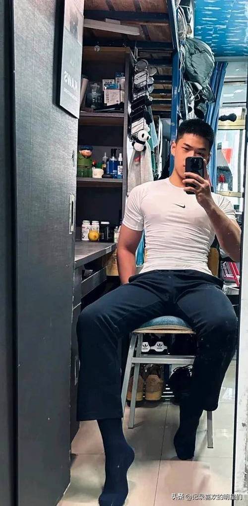 看前面的帅哥清爽帅气,看帅哥的发型