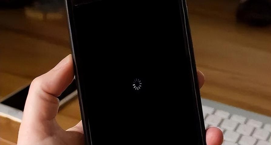 iphone一直黑屏转圈圈